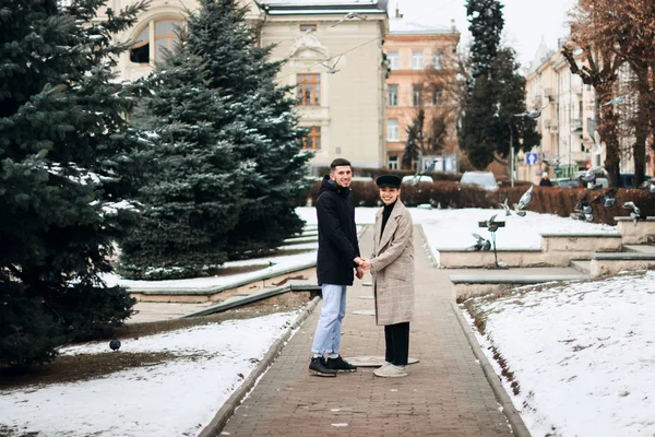Romántica pareja feliz enamorada en una ciudad turística — Foto de Stock