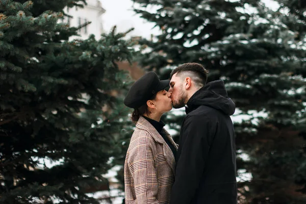 Romántica pareja joven se divierte al aire libre en invierno — Foto de Stock