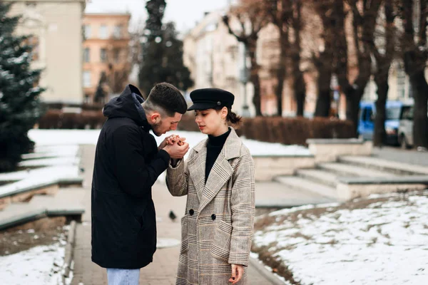 Pareja joven en la reunión. Pareja romántica disfrutando en momentos de felicidad — Foto de Stock