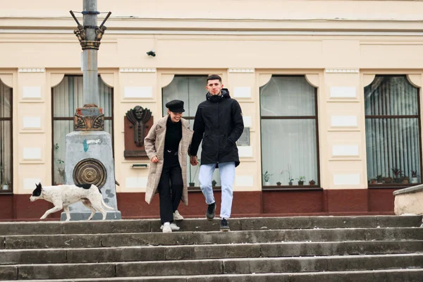 Jovem casal de amantes passear na manhã fria de inverno nas ruas da cidade — Fotografia de Stock