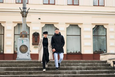 Onun mutluluğu onun için her şey var. Elele ve gülümseyen güzel genç Çift