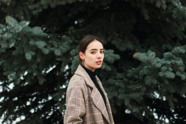 Paltolu güzel genç esmer kız portresi yarım uzunluk