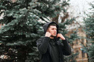 Genç ciddi adam kış Şehir Parkı onun mahallede taking