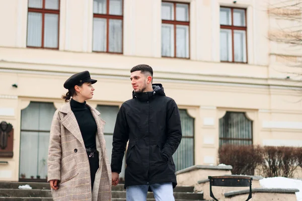 Mladý pár milenců chůze v chladné zimní ráno v ulicích města — Stock fotografie