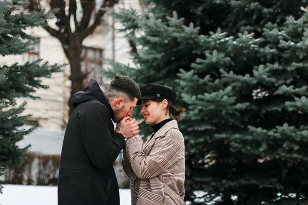 Young couple in love outdoor. Stunning sensual outdoor portrait of stylish couple — Stock Photo, Image