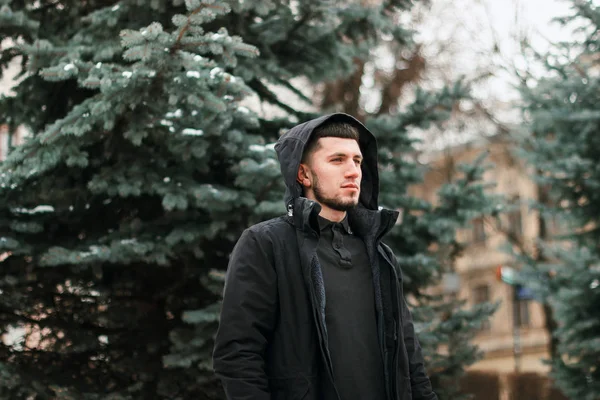 Genç ciddi adam kış Şehir Parkı onun mahallede taking