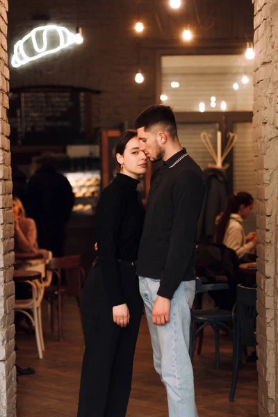 Όμορφο νεαρό ζευγάρι ποζάρει στο καφενείο, στέκεται μαζί — Φωτογραφία Αρχείου