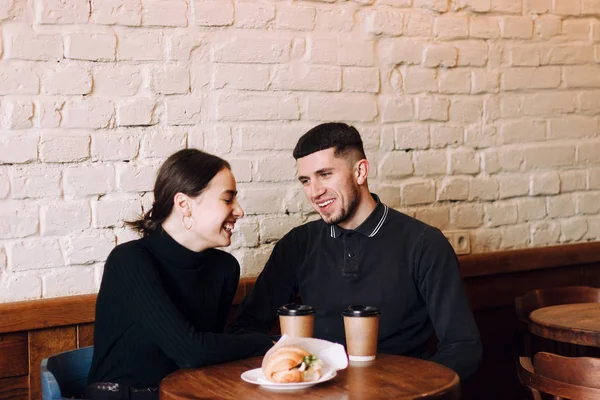 A namoriscar num café. Belo casal amoroso sentado no café — Fotografia de Stock