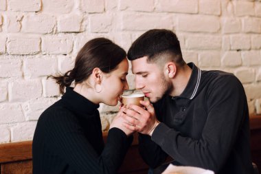 Romantik genç içme kahve bir fincan çift.