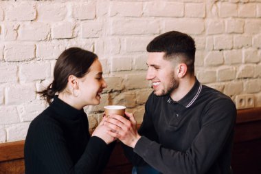 Bir kafede flört. Cafe kahve ve konuşma zevk oturan güzel sevgi dolu Çift
