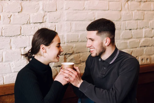 Φλερτ σε μια καφετέρια. Αγαπώντας το όμορφο ζευγάρι συνεδρίαση στο καφέ απολαμβάνοντας τον καφέ και συζήτηση — Φωτογραφία Αρχείου