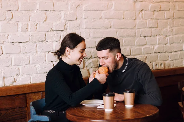 Ευτυχισμένο ζευγάρι ερωτευμένων απολαμβάνοντας πρωινό στο καφέ — Φωτογραφία Αρχείου