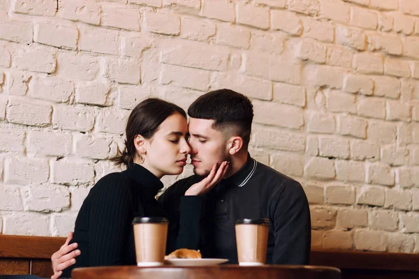 Sensual pareja encantadora sentados juntos junto a la mesa en el café —  Fotos de Stock