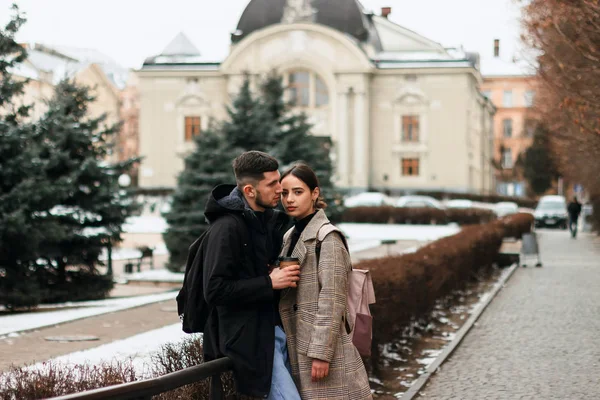 Romantikus pár a téli ruhát, pózol, a város központjában — Stock Fotó