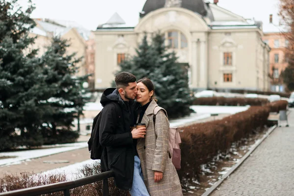 Romantikus pár a téli ruhát, pózol, a város központjában — Stock Fotó