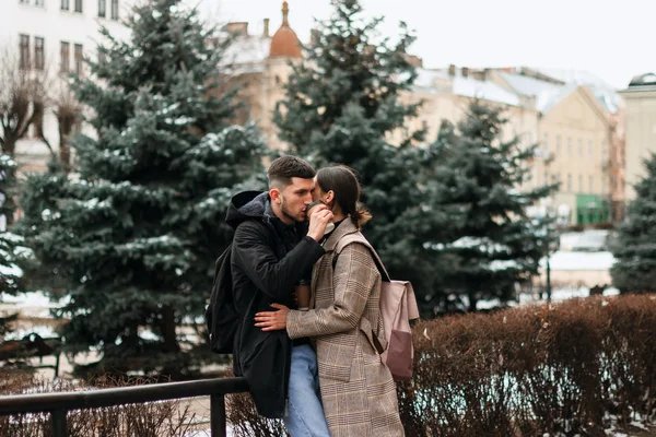 Giovane coppia romantica a piedi all'aperto, divertendosi — Foto Stock