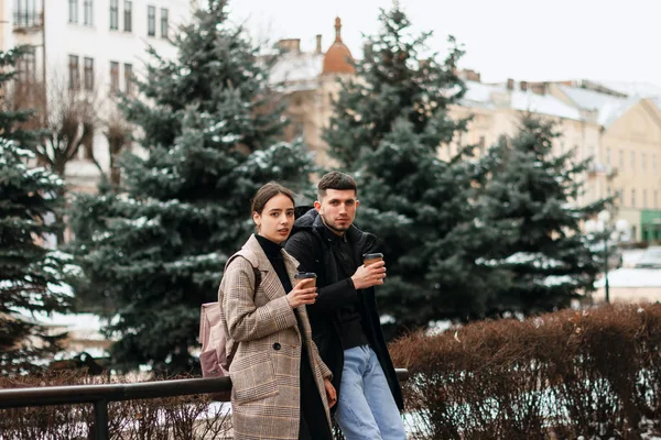 Portret piękne Młoda para poza w centrum miasta — Zdjęcie stockowe