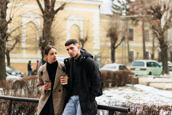 Mladý pár, kteří požívají coffe venkovní v centru města — Stock fotografie