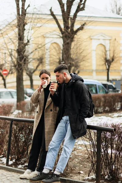 Mladý pár, kteří požívají coffe venkovní v centru města — Stock fotografie