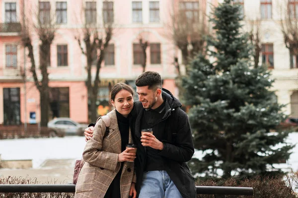 Coppia positiva a riposo dopo la passeggiata, bere caffè da asporto — Foto Stock