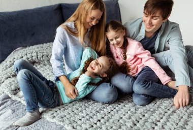 Aile evde zaman harcama. Neşeli aile onların dauthters ile eğleniyor