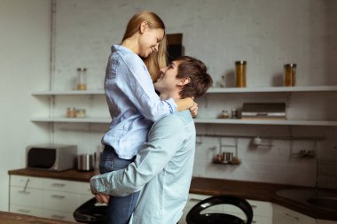 Mutfakta birlikte vakit aşık romantik genç Çift