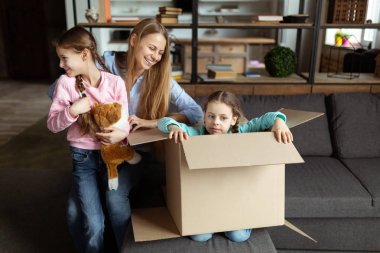 Çıktıktan aile Taşınma günü, Aile tehcir zevk neşeli şirin kızları mutlu hissediyor