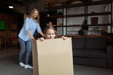 Etkin alt enjoing Taşınma günü kutularını taşıma