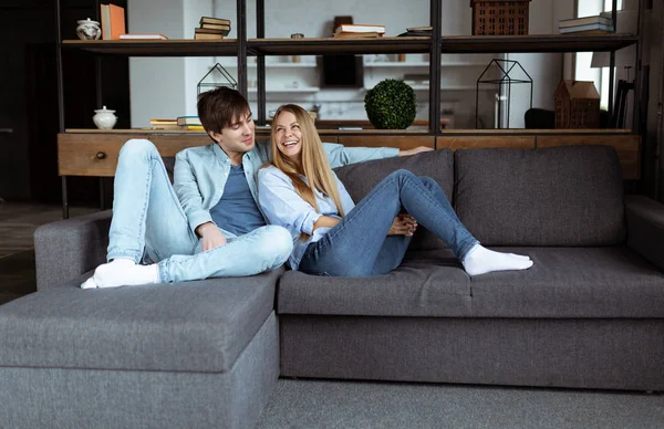 Mutlu genç güzel çift evde birlikte vaktinizi