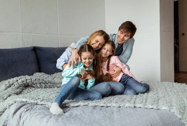 Lycklig familj, mor, far och två barn som leker — Stockfoto