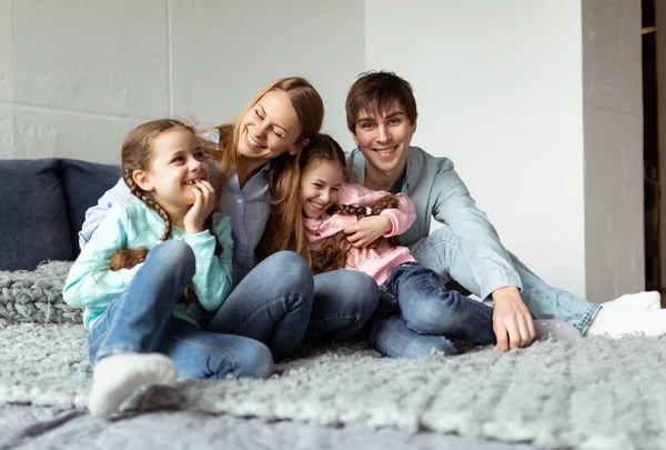 Glad att vara en familj. Porträtt av lycklig familj med barn — Stockfoto