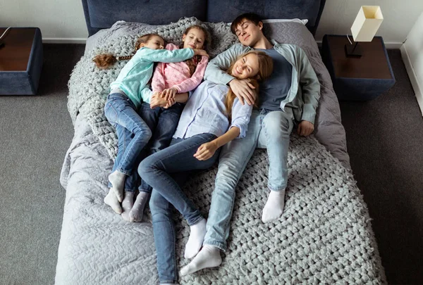 Ung vacker stor familj med barn och föräldrar — Stockfoto