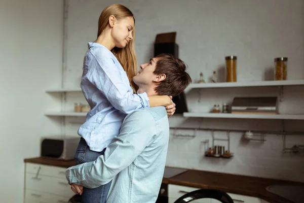 Imagem completa do casal romântico em casa — Fotografia de Stock