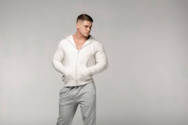 Yetişkin eğitmen, gri spor bez içinde kişisel Koç