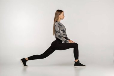 Genç sportif çekici kadın ters savaşçı egzersiz yaparak yoga uygulamak