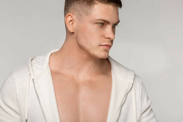 Primer plano retrato de joven musculoso con corte de pelo corto —  Fotos de Stock
