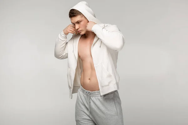 Svalnatý mladík s nahý trup na sobě kapuci — Stock fotografie