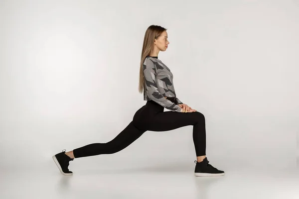 Joven deportista atractiva mujer practicando yoga haciendo ejercicio de guerrero inverso —  Fotos de Stock