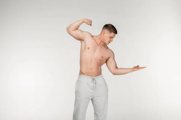 Κίνητρα βλέμμα ελκυστικό νεαρό bodybuilder, δείχνοντας αντλημένων δικέφαλου του — Φωτογραφία Αρχείου