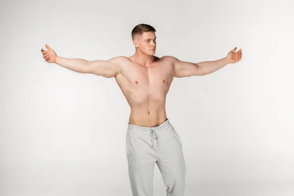 Muscular sin camisa atlética culturista modelo de fitness posando después del entrenamiento —  Fotos de Stock