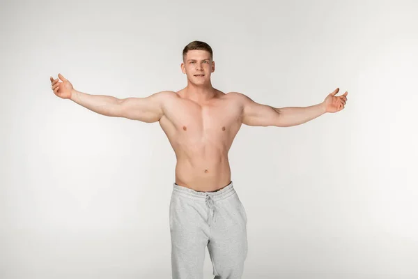 Modèle de remise en forme athlétique torse nu musculaire de bodybuilder posant après l'entraînement — Photo