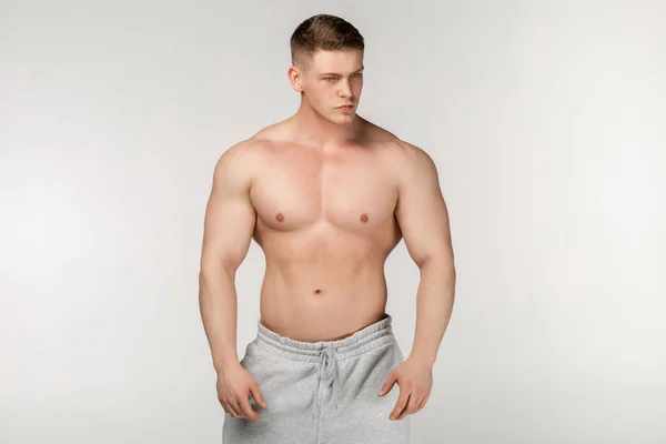 Atlético culturista modelo de fitness posando después de los ejercicios —  Fotos de Stock
