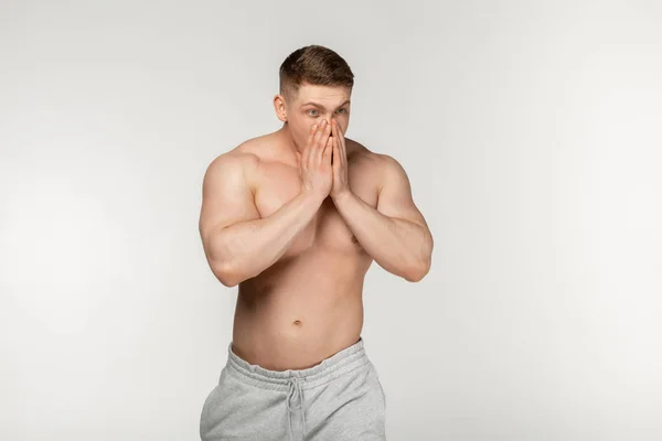 格好の上半身裸髪の短い筋肉男は手で口を閉じる — ストック写真