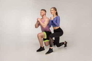 Sol ayak üzerinde hamle yapıyor trendy renkli spor giyim sportif genç Çift