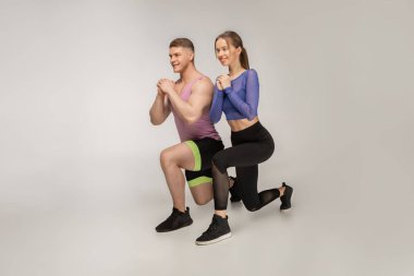 Sol ayak üzerinde hamle yapıyor trendy renkli spor giyim sportif genç Çift