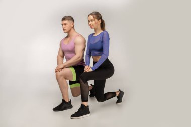 Sol ayak üzerinde hamle yapıyor trendy renkli spor giyim sportif genç Çift