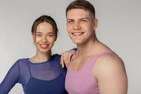 Primer plano retrato de joven pareja deportiva con piel sana — Foto de Stock