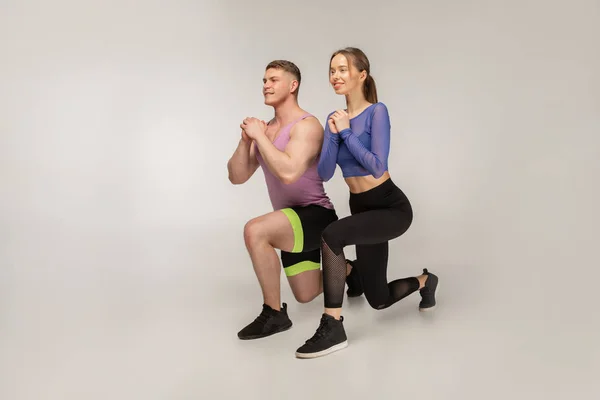 Sol ayak üzerinde hamle yapıyor trendy renkli spor giyim sportif genç Çift