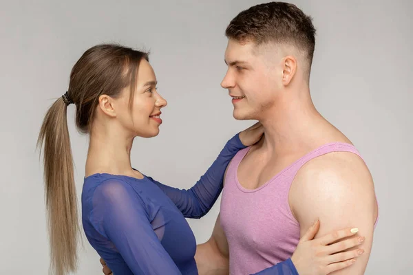 Mujer joven con la cola de pelo cogida de la mano en sholder su compañero de fitness — Foto de Stock