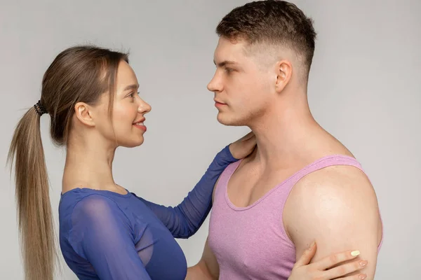 Mujer joven con la cola de pelo cogida de la mano en sholder su compañero de fitness — Foto de Stock